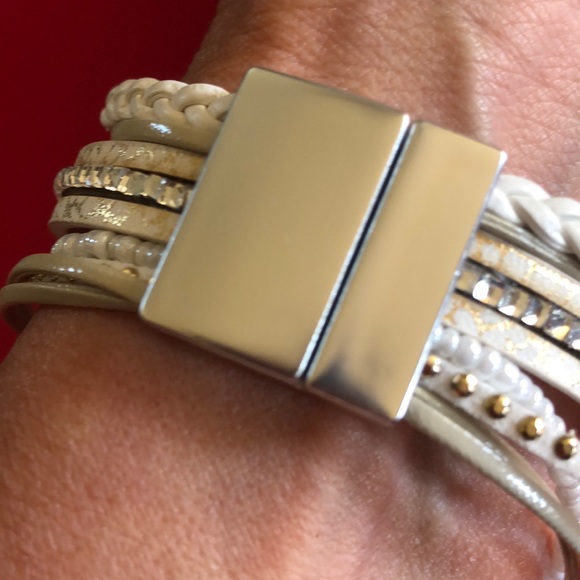 Magnetic bracelet with button and bead accents. - Picture 2 of 8